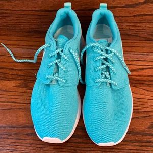 Nike Rosherun turquoise tennis shoes. Size 7.5 NWT